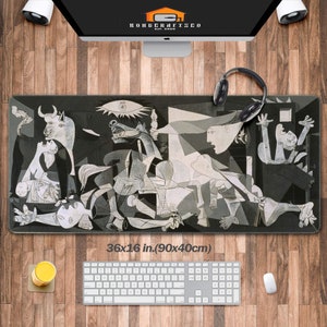 Op de afbeelding: Zwart-witte abstracte kunstprint van Guernica door Pablo Picasso. De print toont een stier, een paard, een vrouw en andere figuren. De print is 36x16 inch (90x40 cm).