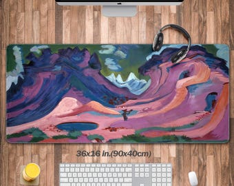 Op de afbeelding: Een rechthoekige muismat met een kleurrijk abstract landschap in paarse, roze en blauwe tinten. De mat meet 90 x 40 cm. De tekst "KONDERAFTSCO Est. 2020" is zichtbaar bovenaan. Een toetsenbord en koptelefoon zijn ook zichtbaar.