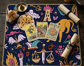 Peut inclure: Tapis de tarot bleu marine avec une bordure dorée, orné d'illustrations colorées de cartes de tarot, d'un lion et d'autres symboles mystiques. Trois cartes de tarot sont affichées sur le tapis. Une bougie allumée et un cristal sont en arrière-plan.