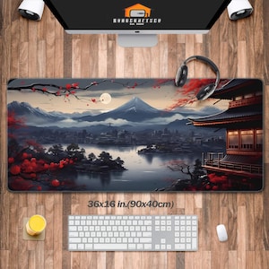 Op de afbeelding: Een grote, kleurrijke muismat met een Japans geïnspireerd landschap met een berg, een meer en een pagode. De muismat is 90x40 cm (36x16 inch) groot.