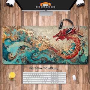 Può includere: Tappetino per mouse rettangolare con un design a drago rosso e oro su uno sfondo di onde blu e dorate. Misura 90x40cm. Il testo "36x16 in.(90x40cm)" è visibile.