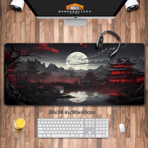 Puede incluir: Un diseño japonés inspirado en negro y rojo con una luna llena, montañas, un puente y una pagoda roja. El diseño está impreso en una alfombrilla de ratón negra con un borde blanco. La alfombrilla de ratón mide 36x16 pulgadas (90x40 cm).