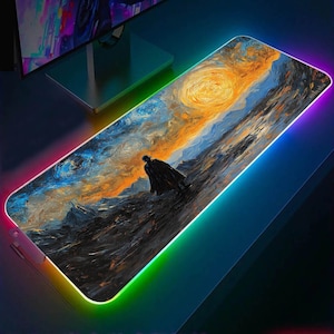 Peut inclure: Un tapis de souris lumineux et coloré avec un ciel étoilé de nuit et une silhouette solitaire marchant vers un soleil brillant. Le tapis de souris a une bordure arc-en-ciel.