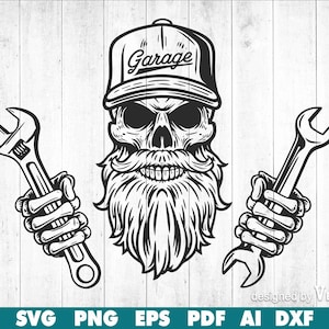 Puede incluir: Ilustración en blanco y negro de una calavera con gorra con la palabra "Garage" y barba larga, sosteniendo dos llaves inglesas. El diseño es de estilo vintage, adecuado para productos temáticos de garaje o mecánica.