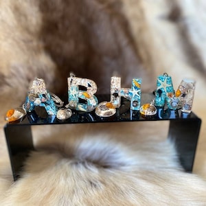 Gepersonaliseerde epoxyharsletter sleutelhangers, schelpen en seastars, aangepaste letter sleutelhanger, eerste letter van naam epoxyhars sleutelhanger