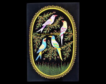 Puede incluir: Una pintura de terciopelo negro con un marco ovalado dorado que presenta cuatro pájaros coloridos posados en ramas con hojas verdes. El texto "THE GOLDEN LEAF ART" es visible en el centro de la pintura.