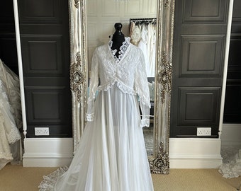 1970s Lace Bodice Vintage Wedding Dress – Ruffled Hem, Long Sleeves