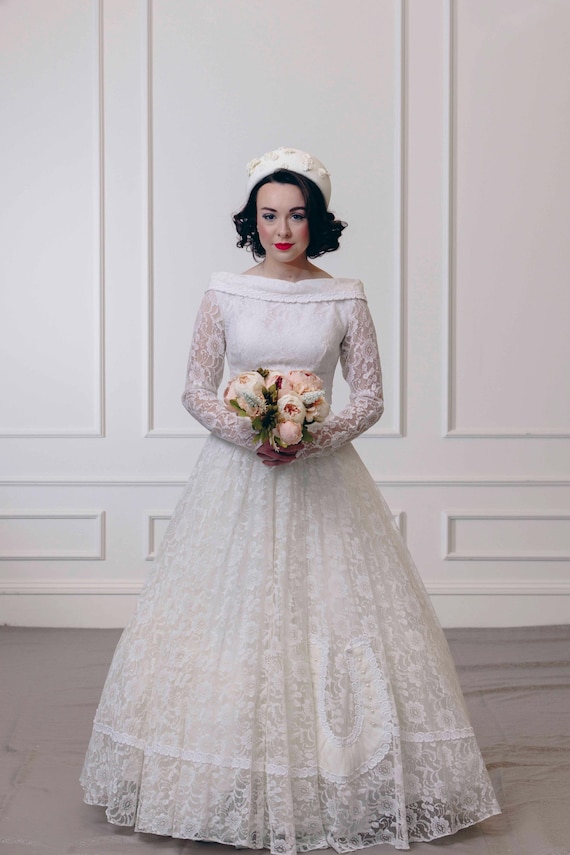 1950s Lace Wedding Dress, Good Luck Horseshoe Applique, Bateau Neckline 1950s Lace Wedding Dress, Good Luck Horseshoe Applique, Bateau Neckline