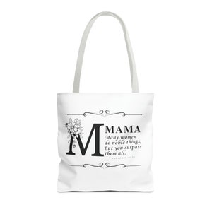 Puede incluir: Bolsa de tela blanca con texto negro y un diseño floral. El texto dice "MAMA Muchas mujeres hacen cosas nobles, pero tú las superas a todas. PROVERBIOS 31:29"