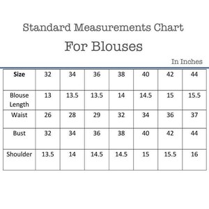 Pu&ograve; includere: Un grafico che mostra le misure standard per le camicie in pollici. Il grafico include le misure per la lunghezza della camicia, la vita, il busto e la spalla. Le taglie vanno da 32 a 44.