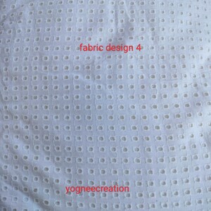 Puede incluir: Tela blanca con un patr&oacute;n repetitivo de peque&ntilde;os agujeros espaciados uniformemente. El texto "fabric design 4" y "yogneecreation" est&aacute; impreso en rojo sobre la tela.