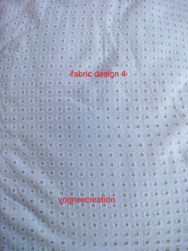 Puede incluir: Tela blanca con un patr&oacute;n repetitivo de peque&ntilde;os agujeros espaciados uniformemente. El texto "fabric design 4" y "yogneecreation" est&aacute; impreso en rojo sobre la tela.