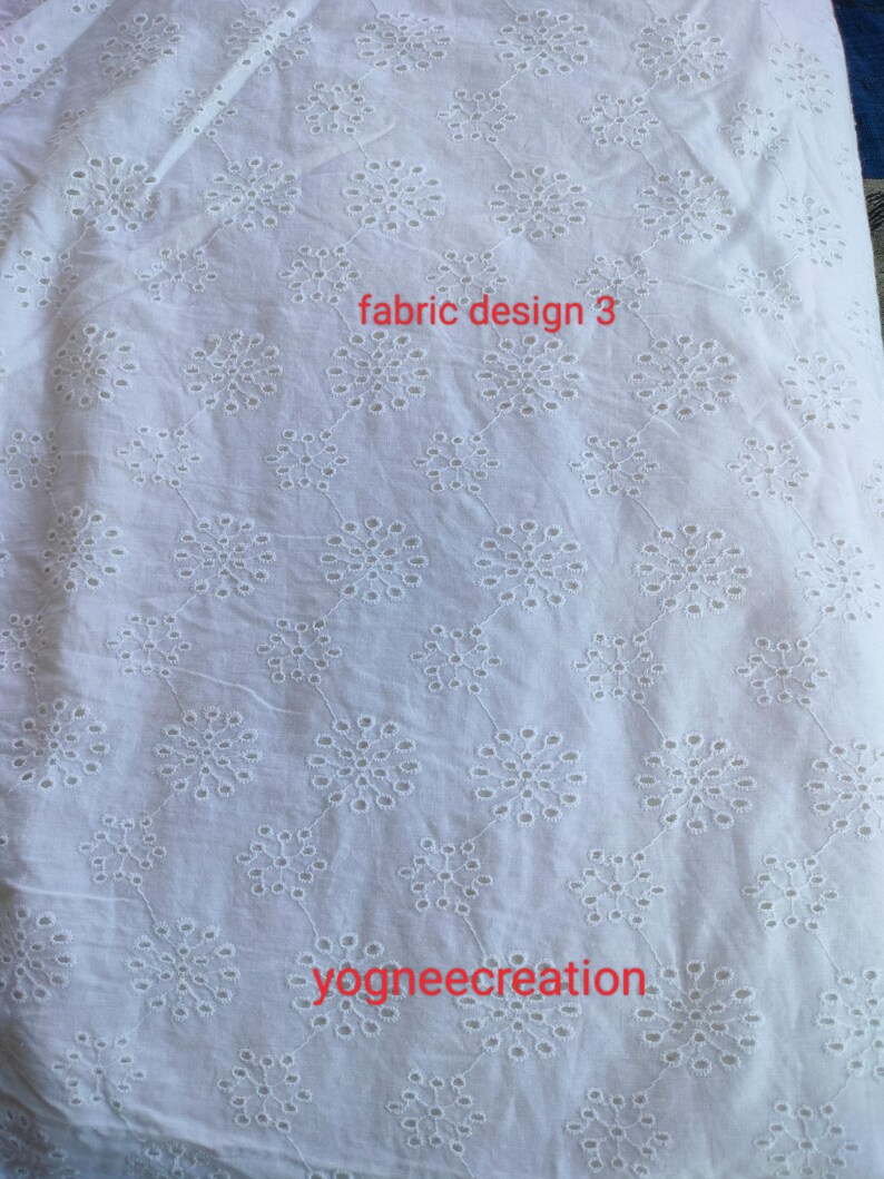 Puede incluir: Tela blanca con un dise&ntilde;o floral calado. La tela tiene un patr&oacute;n repetido de flores bordadas. El texto "fabric design 3" es visible en rojo. El texto "yogneecreation" tambi&eacute;n es visible.