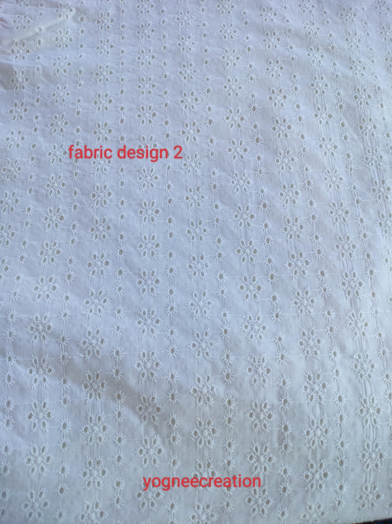 Puede incluir: Tela blanca con un dise&ntilde;o floral calado. El texto "fabric design 2" est&aacute; impreso en rojo. El texto "yogneecreation" est&aacute; impreso en rojo en la parte inferior de la tela.