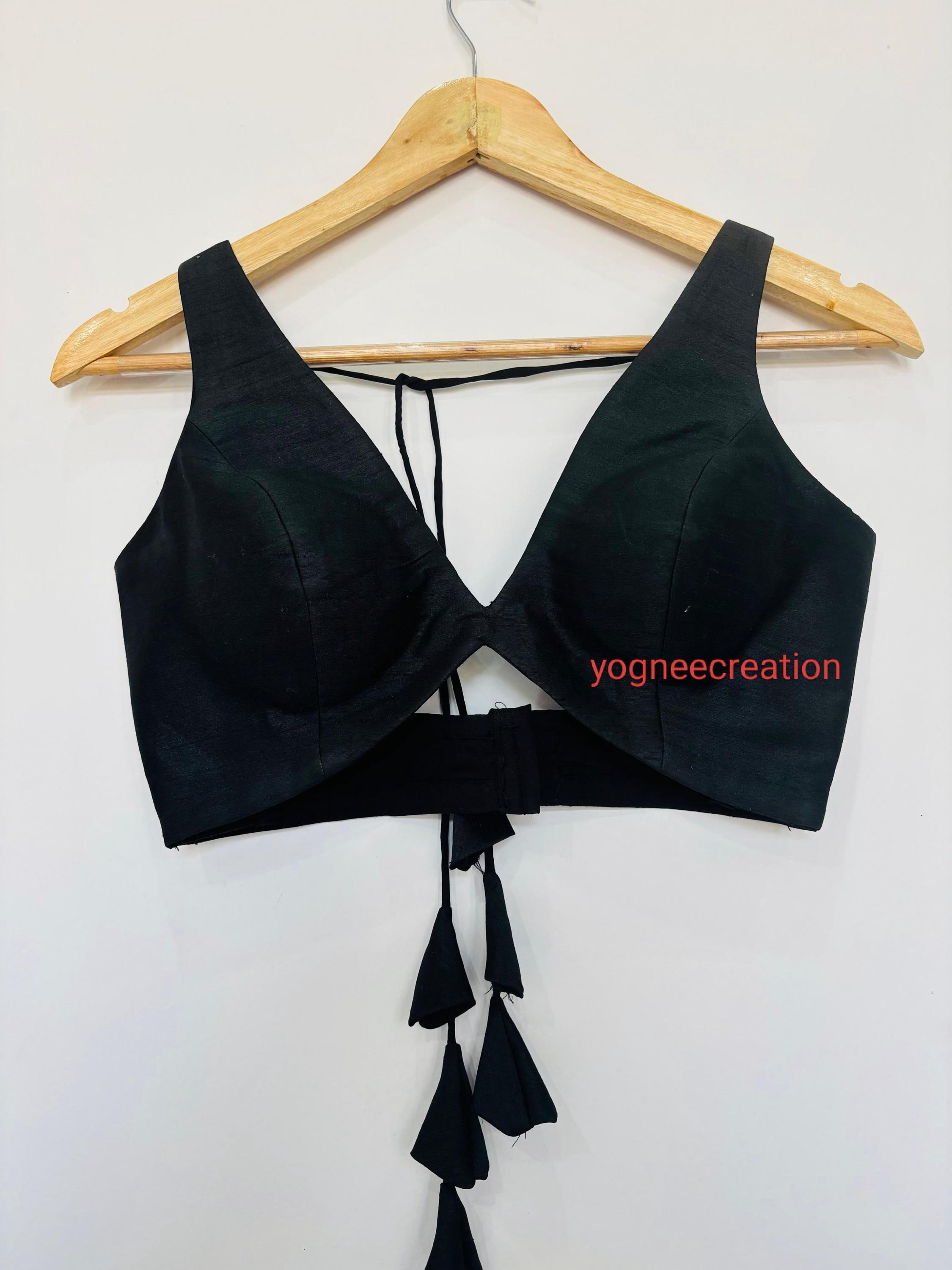 Zwarte zijden blouse met diepe V-hals: mouwloze saree-croptop