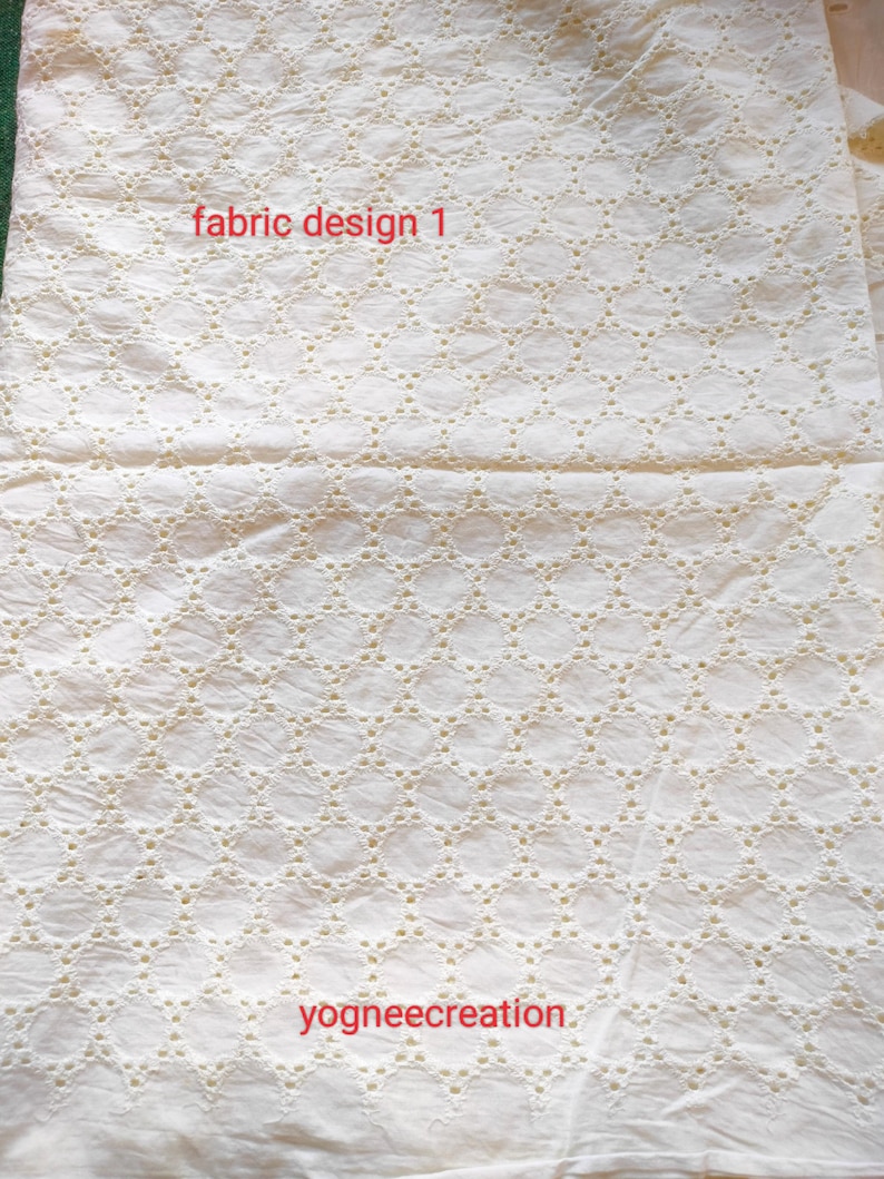 Puede incluir: Tela blanquecina con un patr&oacute;n geom&eacute;trico repetitivo de peque&ntilde;os c&iacute;rculos y rombos. El texto "fabric design 1" es visible en rojo. El texto "yogneecreation" tambi&eacute;n es visible en rojo.