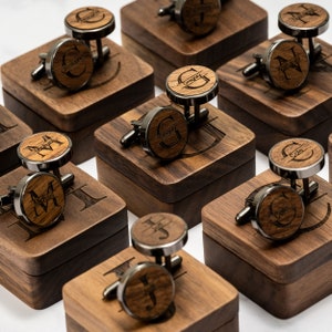 Gegraveerde houten manchetknopen, aangepaste trouwdag manchetknopen, gepersonaliseerde echtgenoot manchetknopen, groomsmen voorstel, beste man cadeau, verjaardag cadeau afbeelding 1