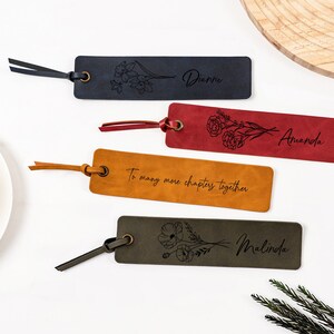 Peut inclure: Quatre marque-pages en cuir personnalisés avec des motifs floraux et des noms. Les marque-pages sont en noir, marron, rouge et vert.