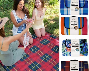 Può includere: Quattro diverse coperte da picnic con un design a quadri rosso e nero, un design a quadri blu e bianco, un design a strisce blu e gialle e un design floreale. Ogni coperta ha un'etichetta che dice "Picnic Blanket" e "Large".