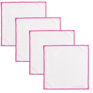 Op de afbeelding: Vier witte microvezel schoonmaakdoekjes met roze rand. De doekjes zijn gevouwen en gestapeld op een witte achtergrond.