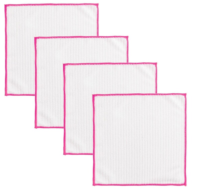 Op de afbeelding: Vier witte microvezel schoonmaakdoekjes met roze rand. De doekjes zijn gevouwen en gestapeld op een witte achtergrond.