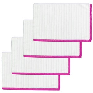 Op de afbeelding: Set van vier witte keukendoeken met een roze rand. De doeken zijn gemaakt van een zacht, absorberend materiaal en zijn perfect voor het drogen van afwas, het opruimen van morsen en het schoonmaken van oppervlakken.