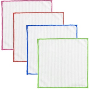 Op de afbeelding: Vier witte keukendoeken met verschillende gekleurde randen. De handdoeken zijn roze, oranje, blauw en groen.