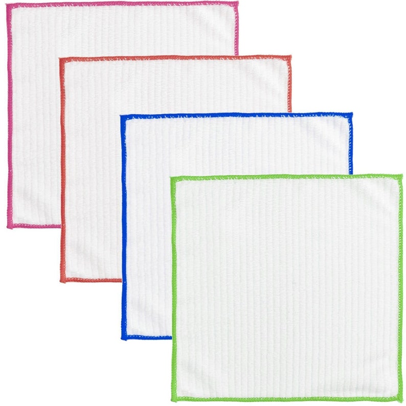 Op de afbeelding: Vier witte keukendoeken met verschillende gekleurde randen. De handdoeken zijn roze, oranje, blauw en groen.