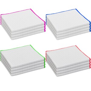 Op de afbeelding: Vier stapels witte keukendoeken met verschillende gekleurde randen. De stapels zijn roze, blauw, groen en rood.