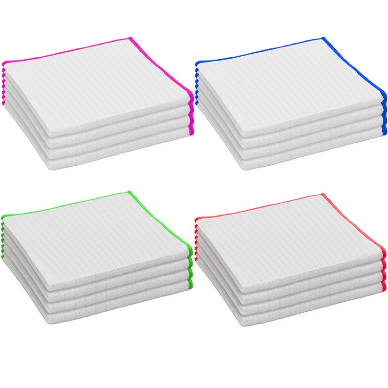 Op de afbeelding: Vier stapels witte keukendoeken met verschillende gekleurde randen. De stapels zijn roze, blauw, groen en rood.