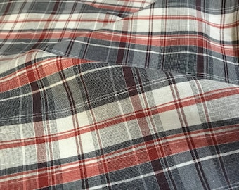 Puede incluir: Primer plano de una tela de cuadros rojos y blancos con un sutil patrón gris y negro. La tela está tejida y tiene un tacto suave y texturizado.