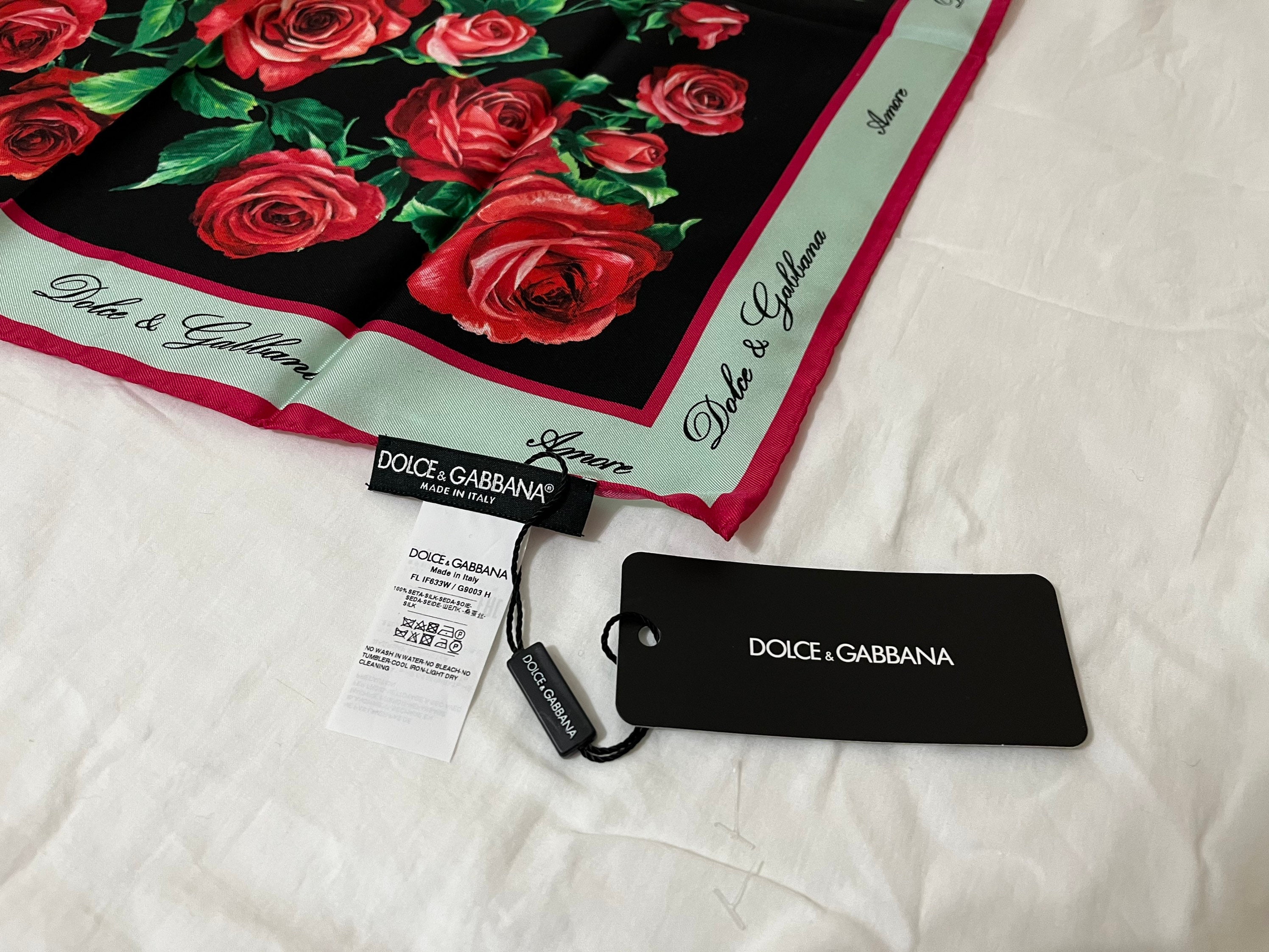 Dolce & Gabbana 大判　薔薇　犬　スカーフ Dolce & Gabbana 大判 薔薇 犬 スカーフ 小物