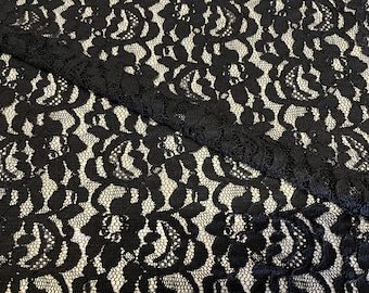 Puede incluir: Tela de encaje negro con un delicado patrón floral. El encaje es suave y transparente, y sería perfecto para una variedad de proyectos, como ropa, accesorios y decoración del hogar.