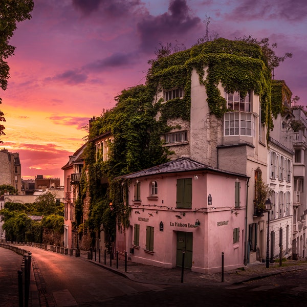 Lueur orangée sur Montmartre et la Maison Rose  Paris Photo Paysage urbain coucher de soleil impression papier toile métal acrylique art