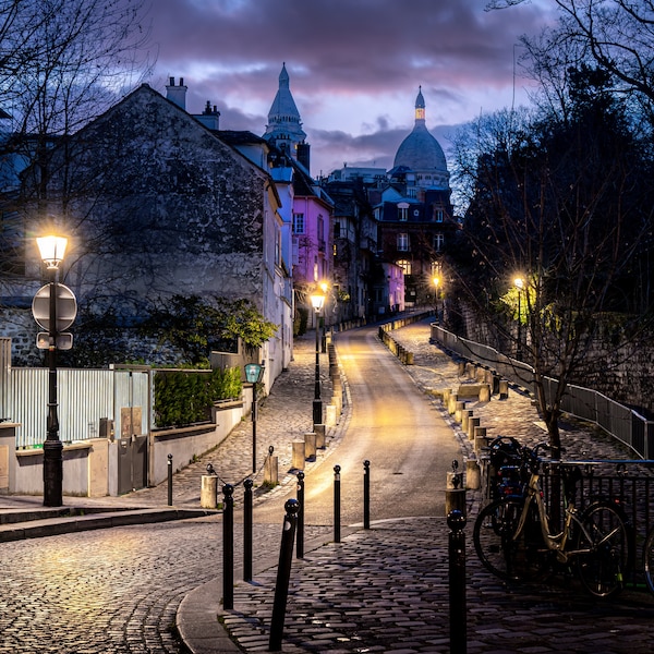 Montmartre Rue l'Abreuvoir Sacré-Coeur Paris heure bleue lampadaire photo impression papier toile métal acrylique art salon chambre bureau