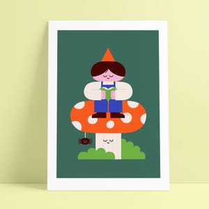 Op de afbeelding: Een grillige kunstprint met een stripfiguur in een overall en een puntmuts, die een boek leest terwijl hij op een grote oranje paddenstoel met witte stippen zit. Er zijn ook een kleine spin en groene struiken aanwezig.