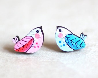 Pendientes de pájaro del amor desparejados con postes de titanio: un regalo precioso para ella.