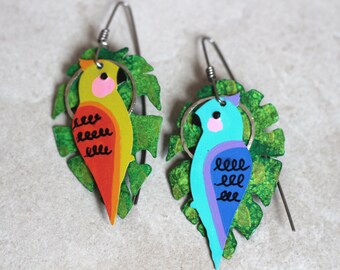 Pendientes no coincidentes de pájaros del paraíso con alambres hechos a mano de titanio puro - hermoso regalo creativo para ella