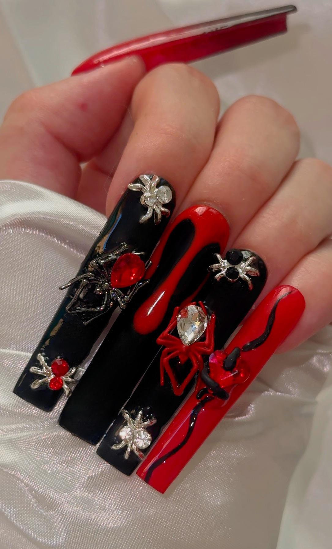 VEBONNY Press On Nägel Short Coffin – Weiß Mit Spinnennetz, Strass, Mattschwarz