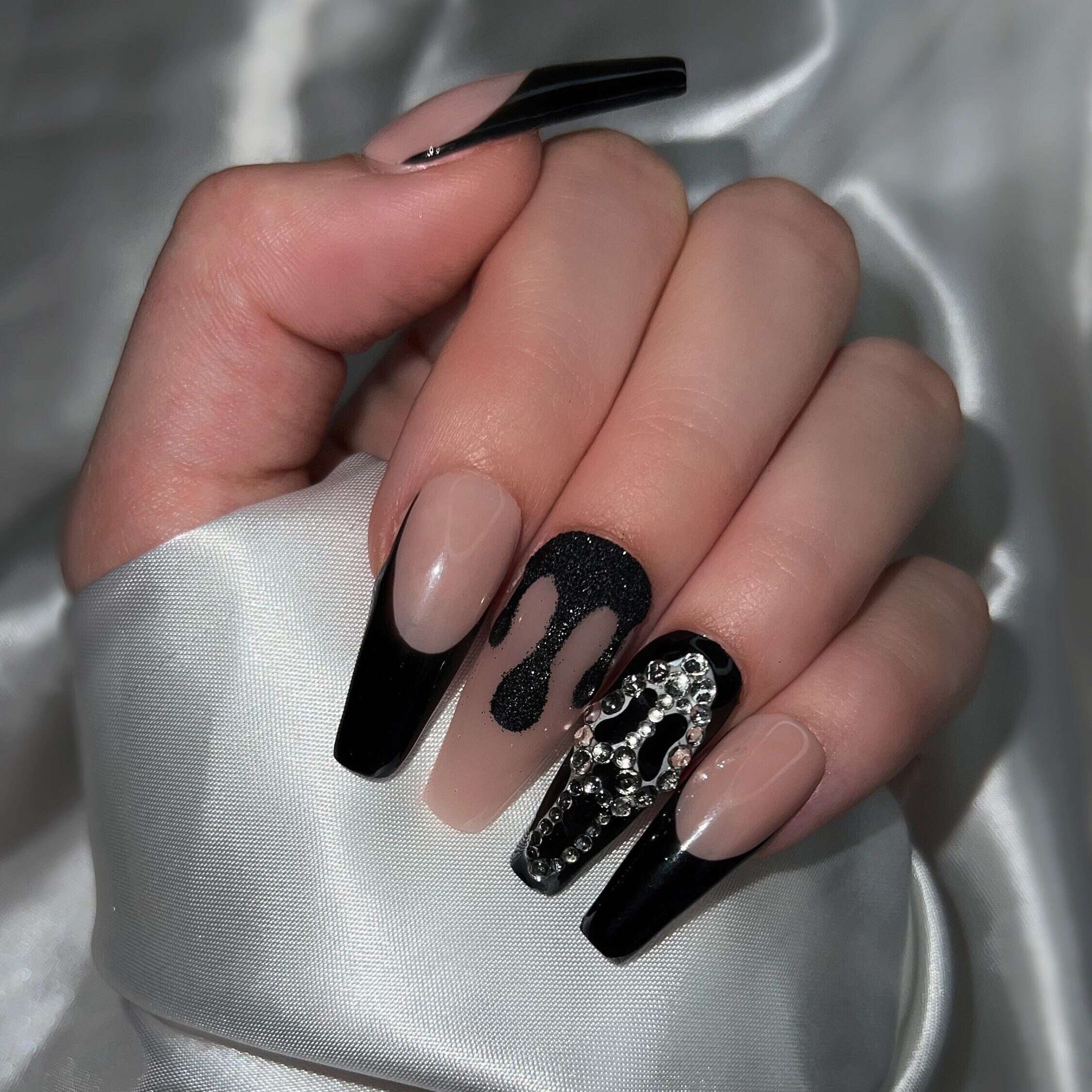 Uñas postizas de Halloween con diseño de calavera negra XXL con purpurina /  Uñas de Halloween hechas a mano / Diseño de uñas espeluznante - Etsy México, image size:2250x2250
