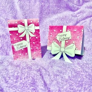 Tarjeta de cumpleaños con forma de regalo y lunares rosas