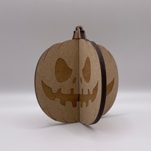 Carte d'Halloween 3D personnalisée à suspendre effrayante. Bricolage cadeau boîte aux lettres pop-up. Décoration d'intérieur d'Halloween. Souvenir en bois