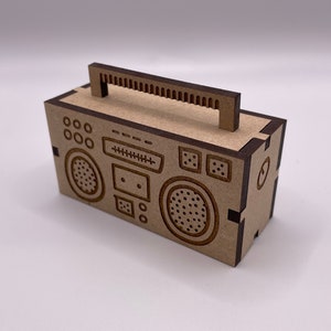 Carte 3D personnalisée Haring Inspired Dancers Retro Boom Box Ghetto Blaster. Bricolage cadeau boîte aux lettres pop-up. Décoration d'intérieur. Souvenir en bois