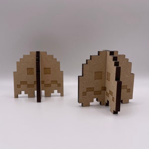 Pixel Ghosts Vulnerable x2 Biglietto di Halloween 3D personalizzato. Regalo fai da te con cassetta delle lettere pop-up. Decorazione di Halloween per interni. Ricordo in legno