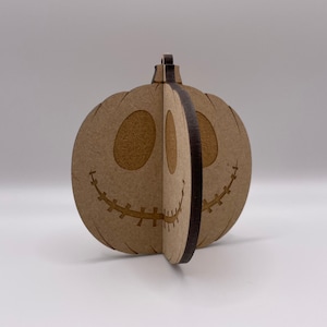 Carte d'Halloween 3D personnalisée à suspendre avec smiley citrouille. Bricolage cadeau boîte aux lettres pop-up. Décoration d'intérieur d'Halloween. Souvenir en bois