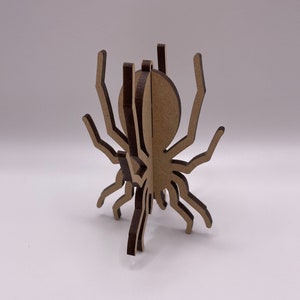 Carte d'Halloween 3D personnalisée Araignée suspendue. Bricolage cadeau boîte aux lettres pop-up. Décoration d'intérieur d'Halloween. Souvenir en bois