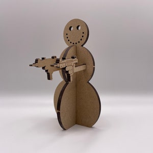 Tarjeta navideña 3D personalizada con muñeco de nieve Uzi Gangster. Regalo para buzón desplegable. Decoración navideña para interiores. Recuerdo de madera