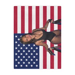 Pode incluir: Uma mulher de biquíni preto posa em frente a um fundo de bandeira americana.