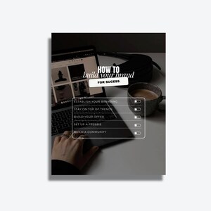 K&ouml;nnte beinhalten: Ein Laptop mit einer Website mit Bildern, neben einer Tasse Kaffee und einer schwarzen Tasche. Der Bildschirm zeigt den Text "HOW TO build your brand FOR SUCESS" und eine Liste von Schritten.