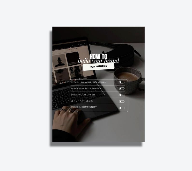 K&ouml;nnte beinhalten: Ein Laptop mit einer Website mit Bildern, neben einer Tasse Kaffee und einer schwarzen Tasche. Der Bildschirm zeigt den Text "HOW TO build your brand FOR SUCESS" und eine Liste von Schritten.
